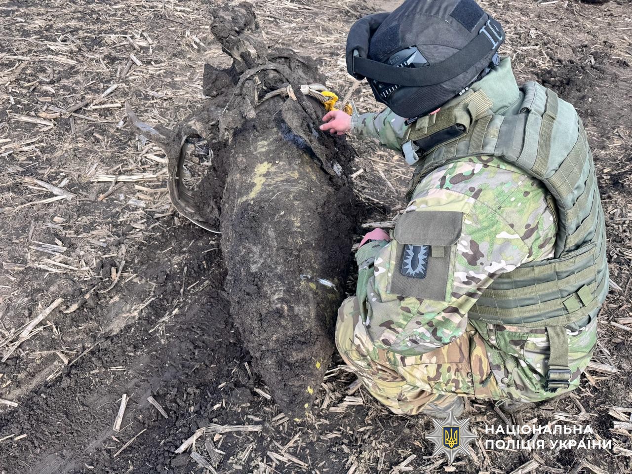 Вибухотехнік працює з вибухонебезпечним предметом