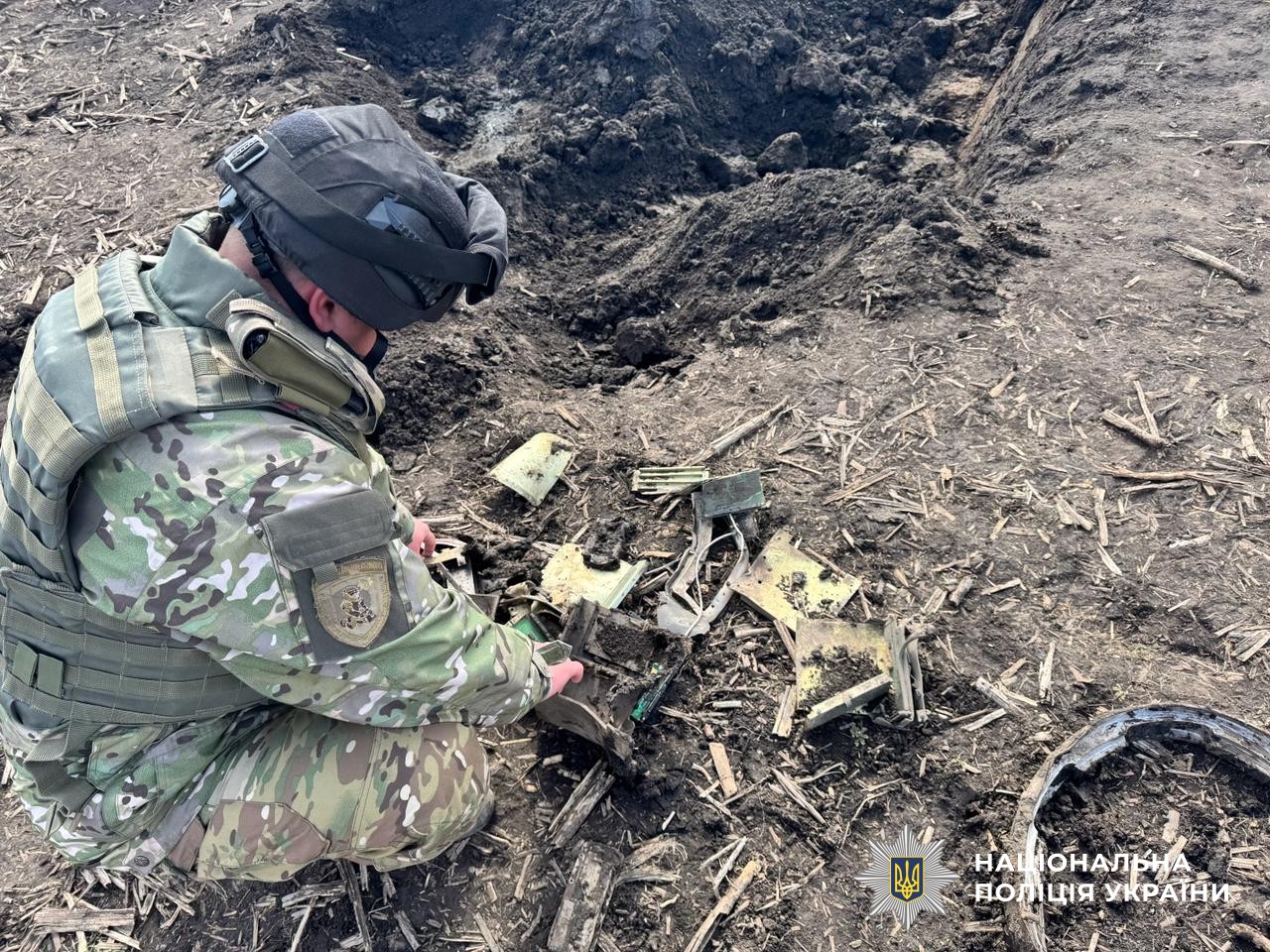 Вибухотехнік працює з вибухонебезпечним предметом