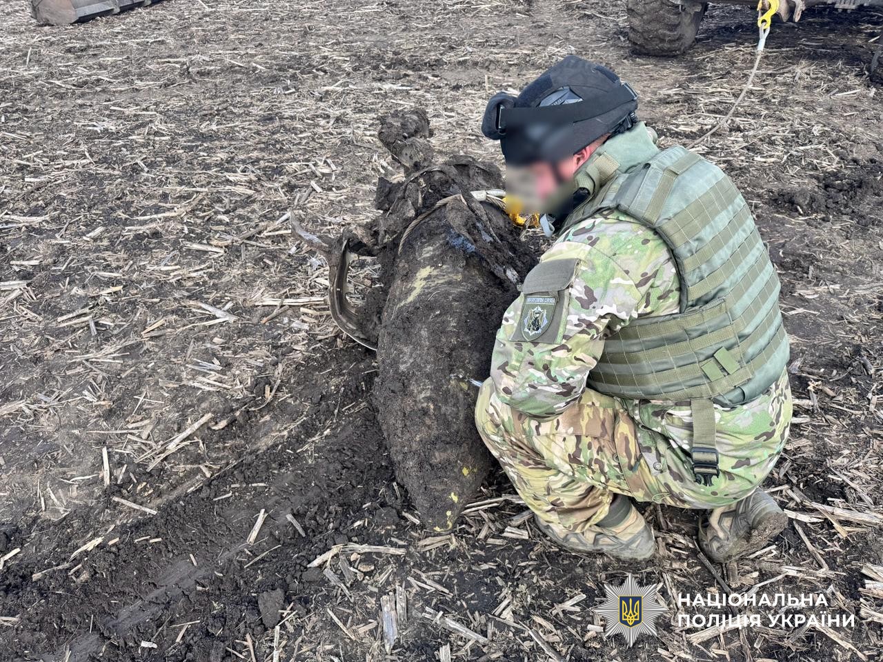 Вибухотехнік працює з вибухонебезпечним предметом