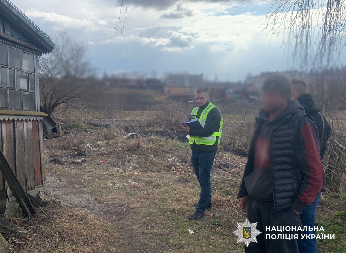Підозрюваний стоїть біля будинку та дає покази, слідчий їх записує