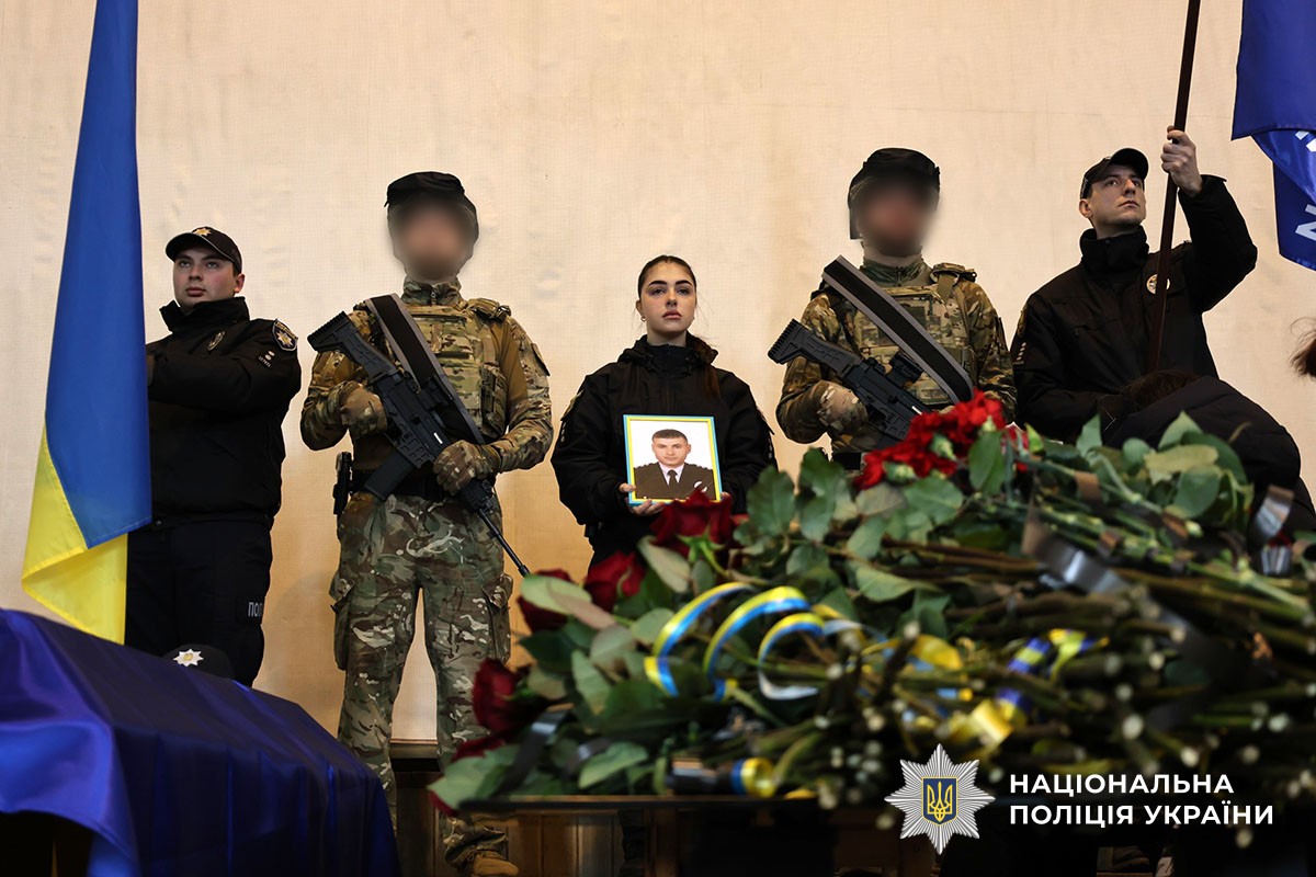 На Донеччині попрощались із загиблим поліцейським Олегом Захаренком