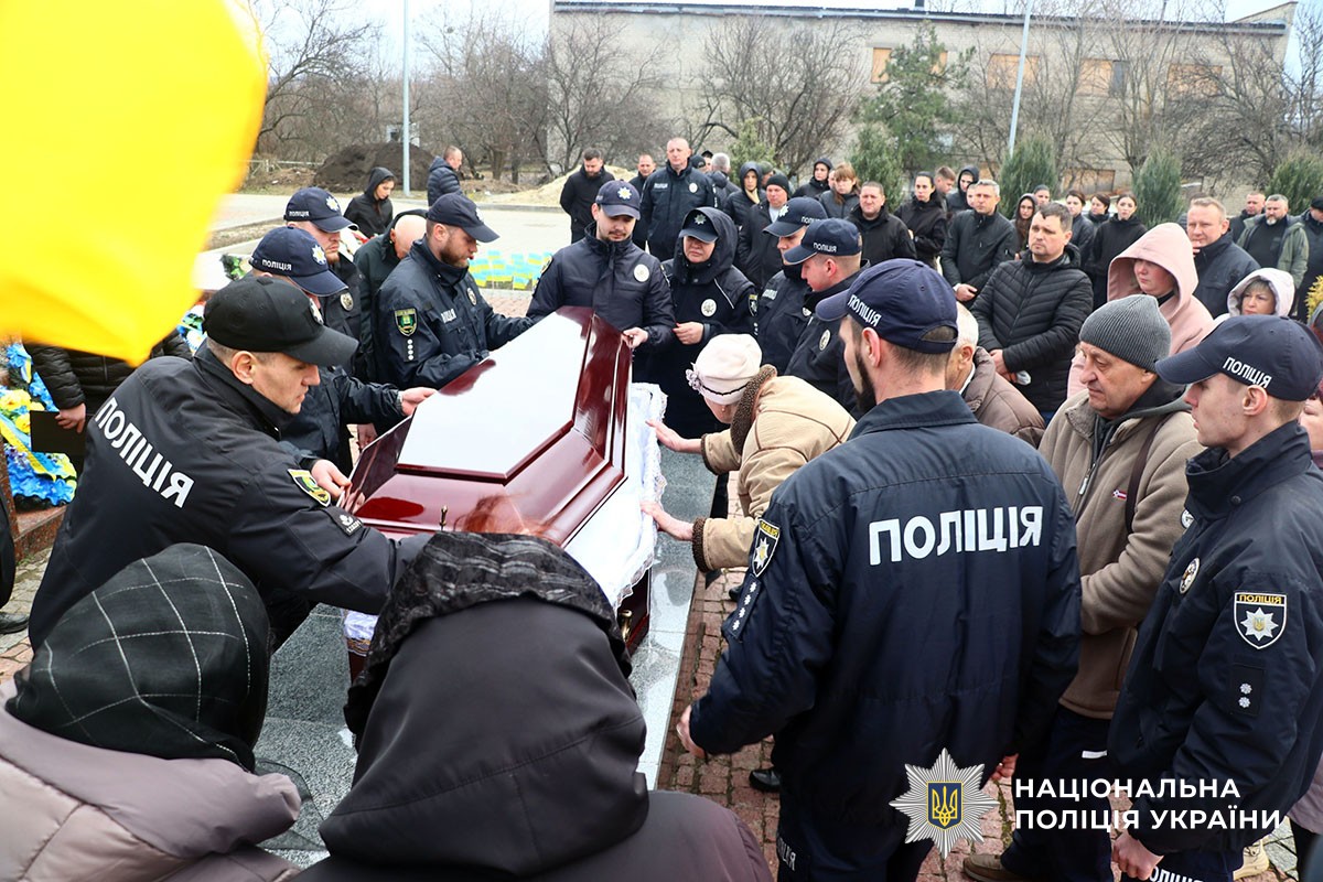 На Донеччині попрощались із загиблим поліцейським Олегом Захаренком