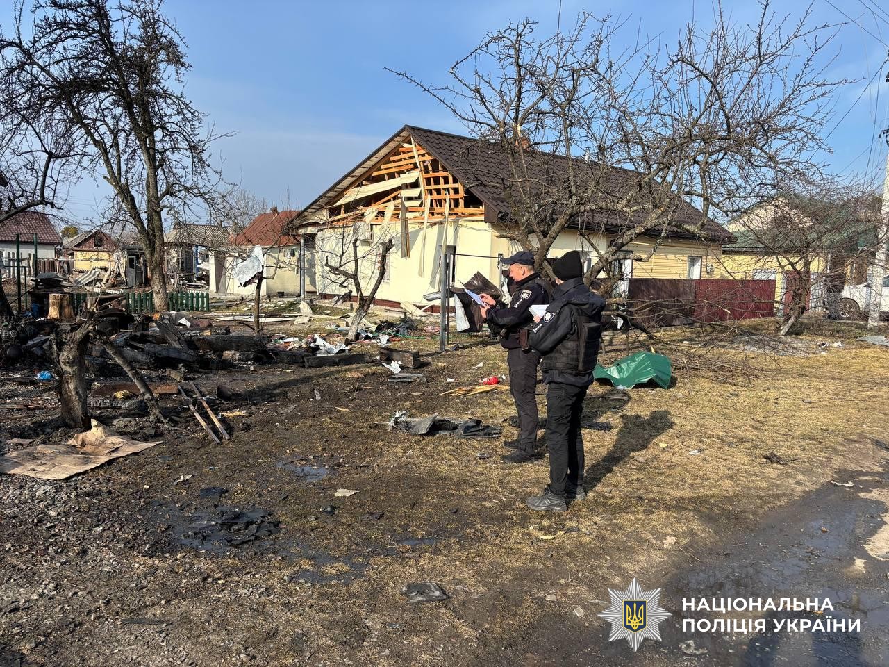 Пошкодженні будинки внаслідок ворожої атаки