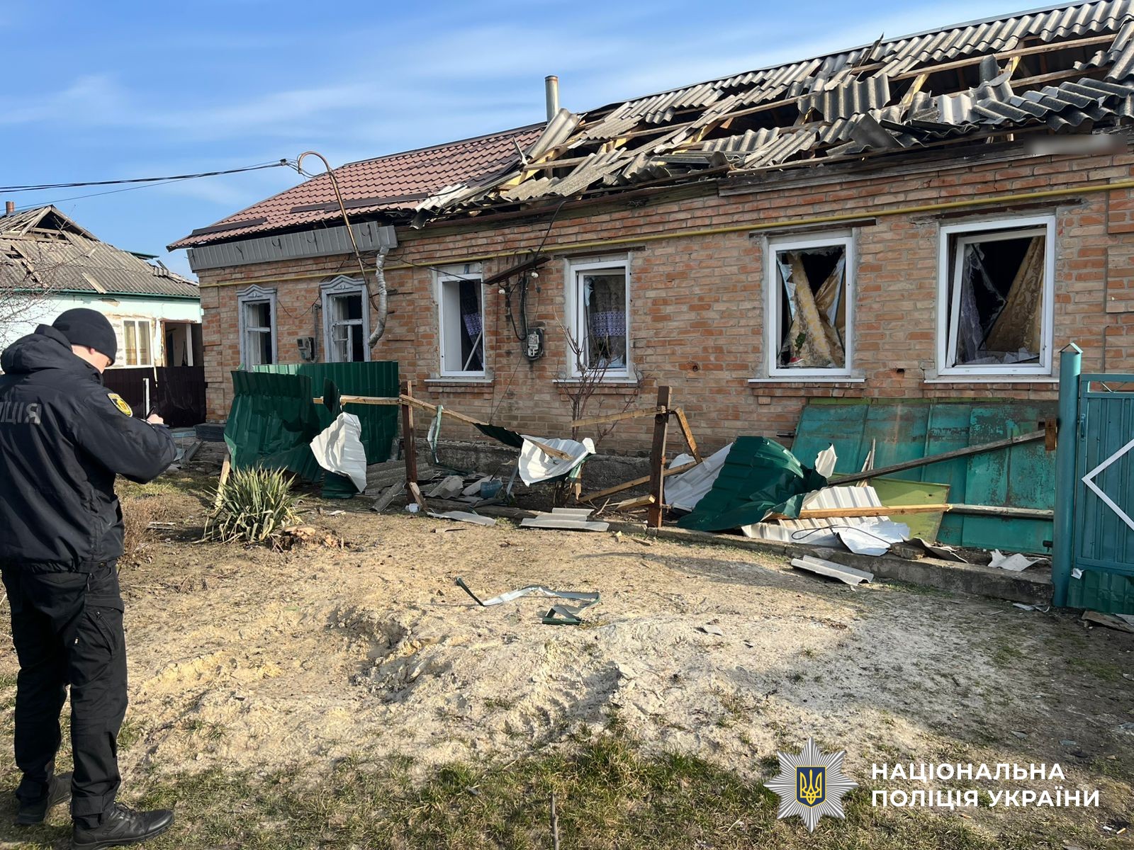 Пошкодженні будинки внаслідок ворожої атаки