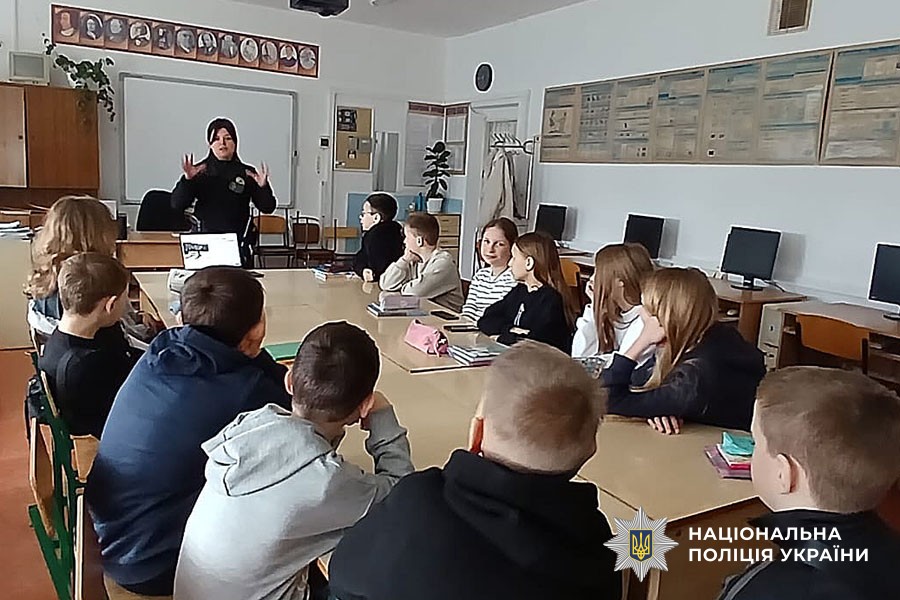 Інспектрка спілкується із дітьми