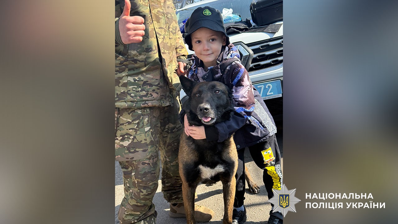 Канікули з користю: у Кременчуці школярів навчали правил безпечної поведінки та знайомили з професією поліцейського