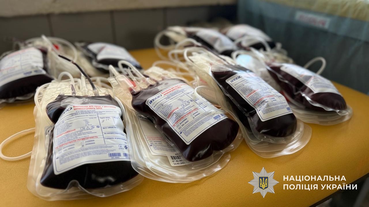 Кілька пакетів донорської крові з етикетками "WEGO" на столі.