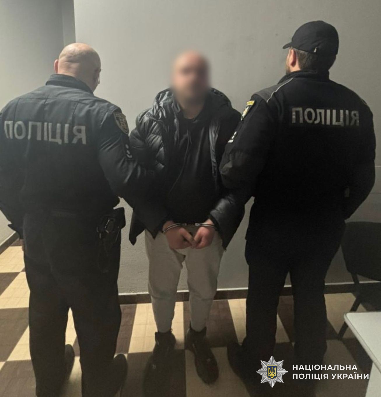 Поліцйеські тримають наркокур'єра з Дніпра. На його руках одягнені наручники