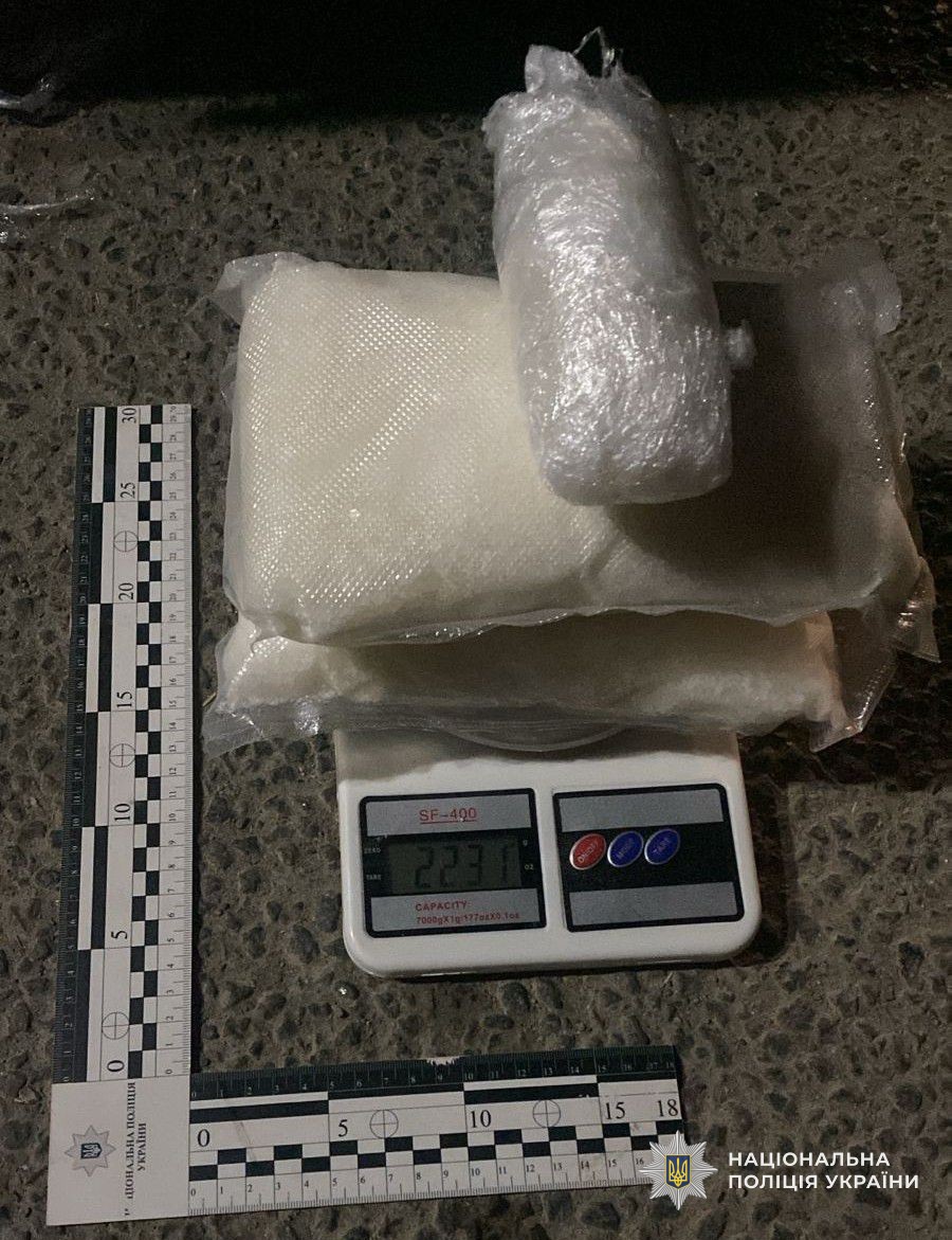 Пакети наркотиків на вазі — загальна вага 2,231 кг