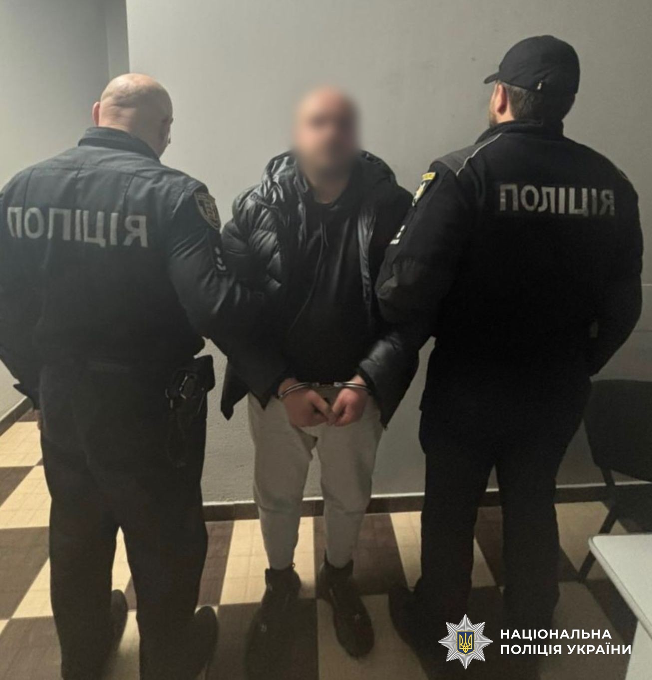 Поліцйеські тримають наркокур'єра з Дніпра. На його руках одягнені наручники