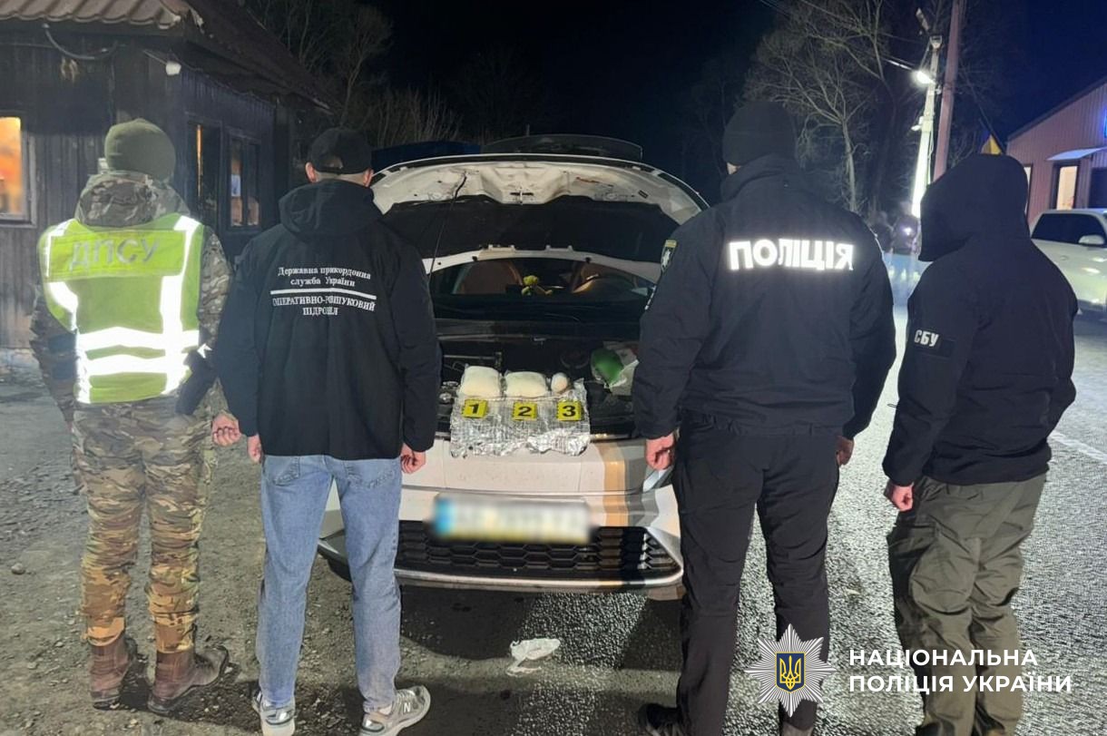 Наркотики у багажнику автомобіля у мешканця Дніпра та правоохоронці, які виявили Альфа-PVP у фігуранта