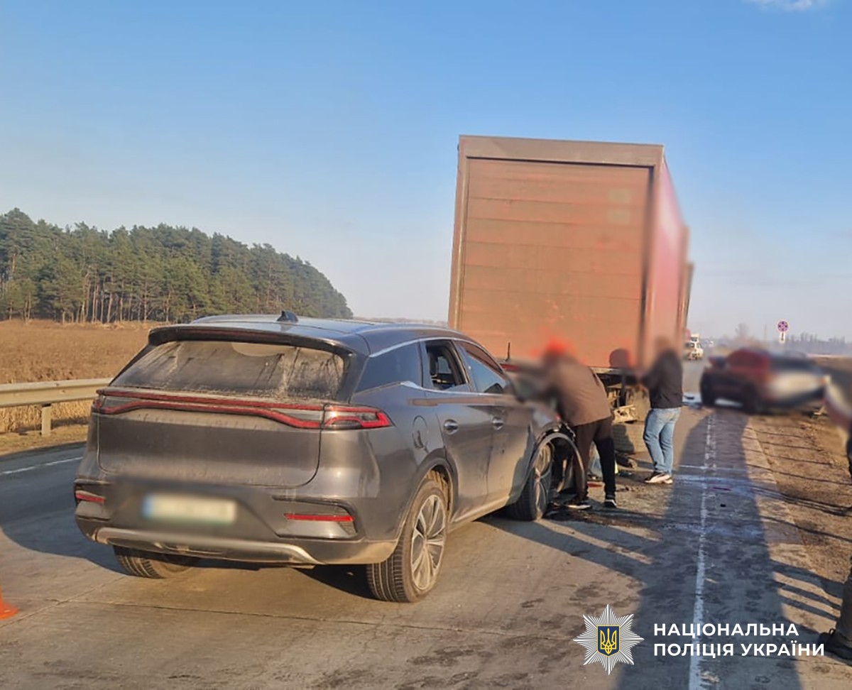 Зіткнення вантажівок та легковиків