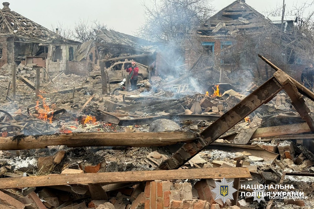 Зруйновані житлові будинки після обстрілу: уламки деревини, цегли й металу, осередки пожежі та дим.