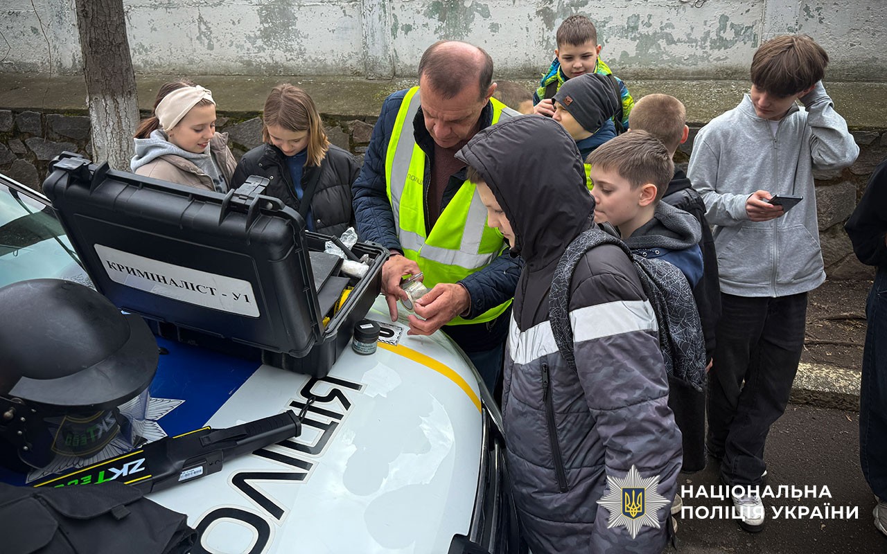 У Кременчуці поліцейські знайомили учасників молодіжного проєкту з професією та  навчали правил безпечної поведінки в умовах воєнного стану