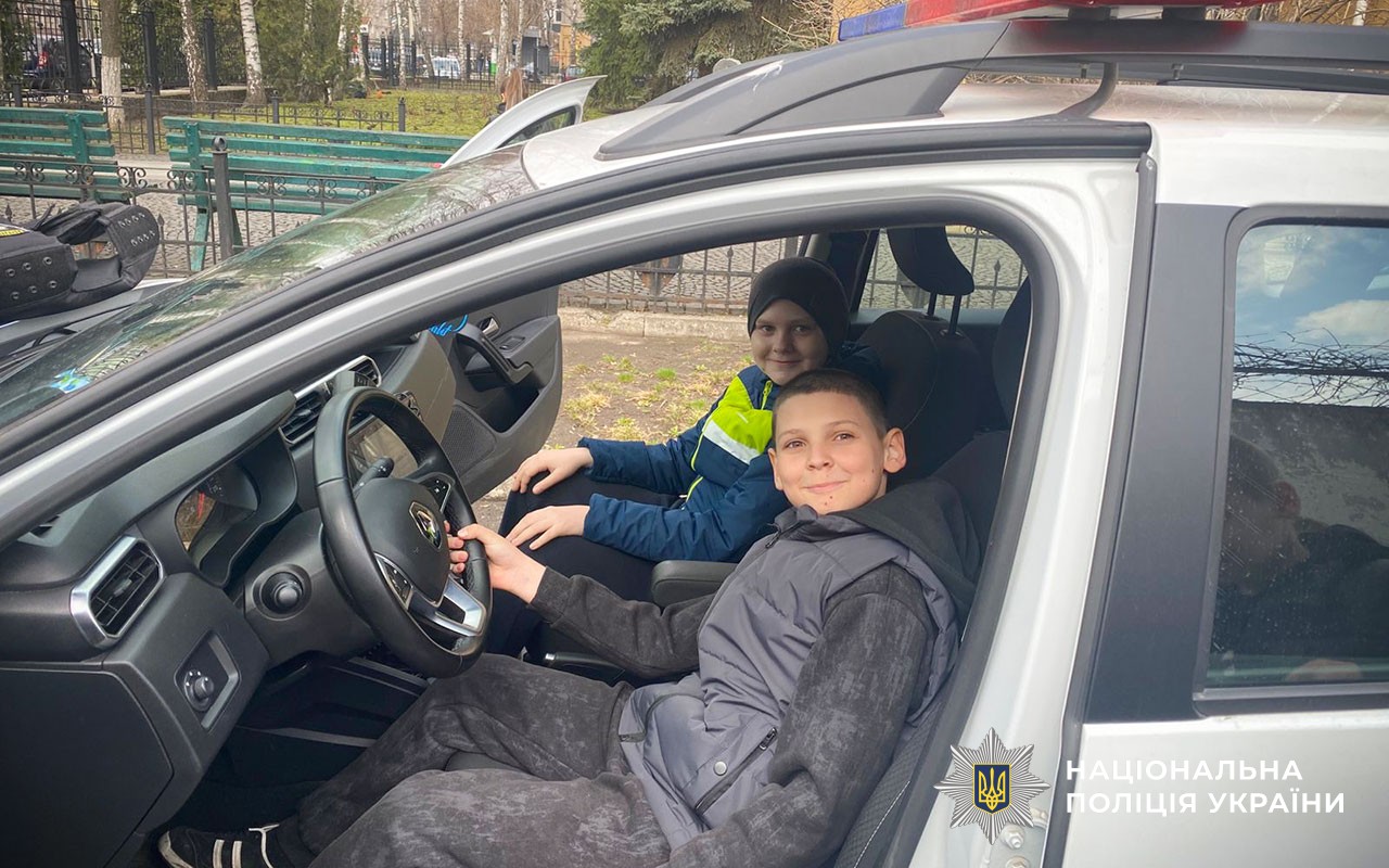 У Кременчуці поліцейські знайомили учасників молодіжного проєкту з професією та  навчали правил безпечної поведінки в умовах воєнного стану