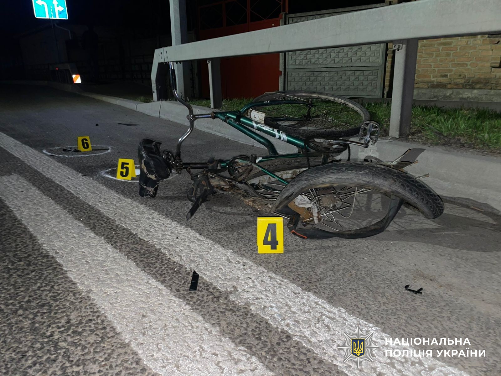 Пошкоджений велосипед на місці ДТП
