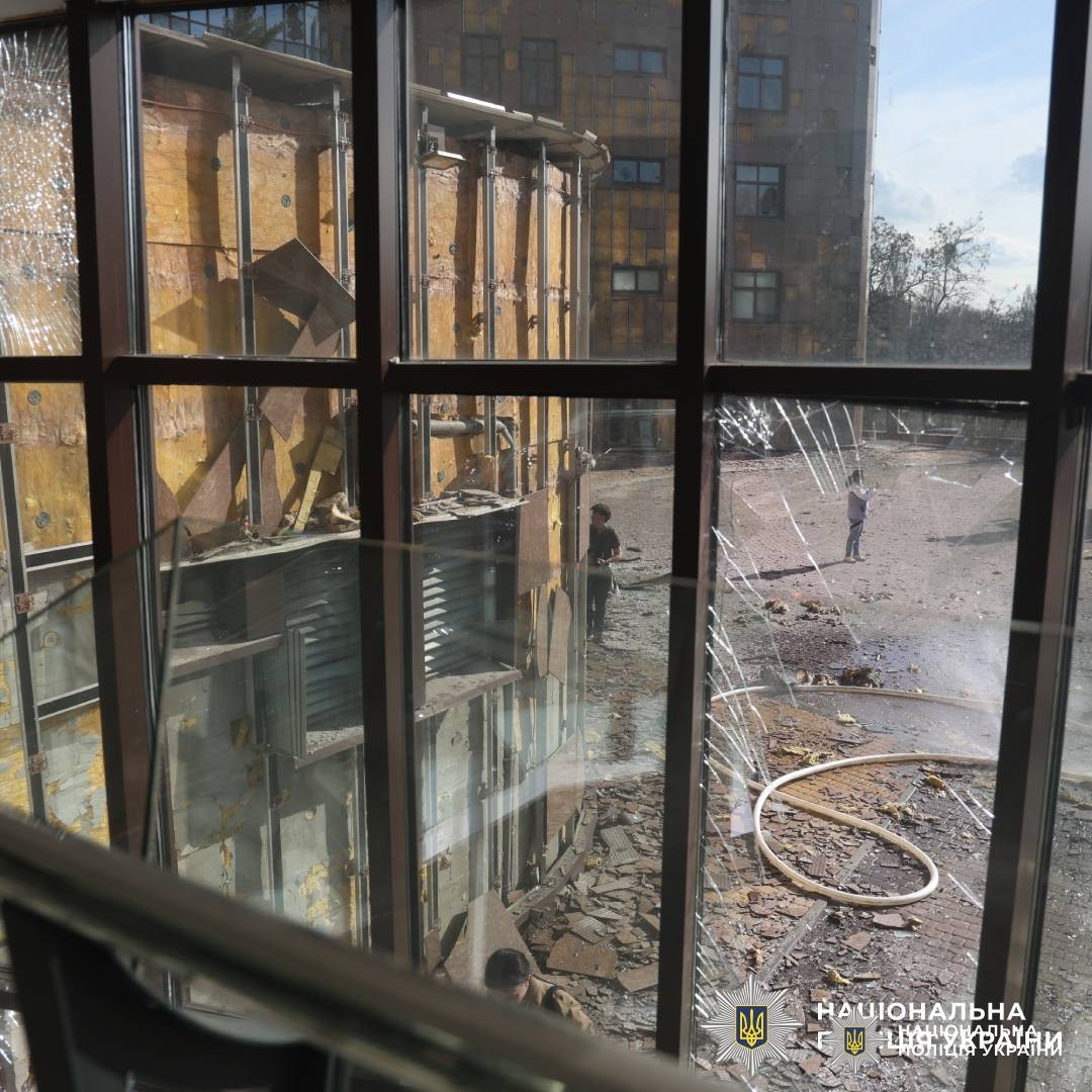 Через російський обстріл по місту Харків постраждали дві жінки: поліцейські документують наслідки воєнного злочину