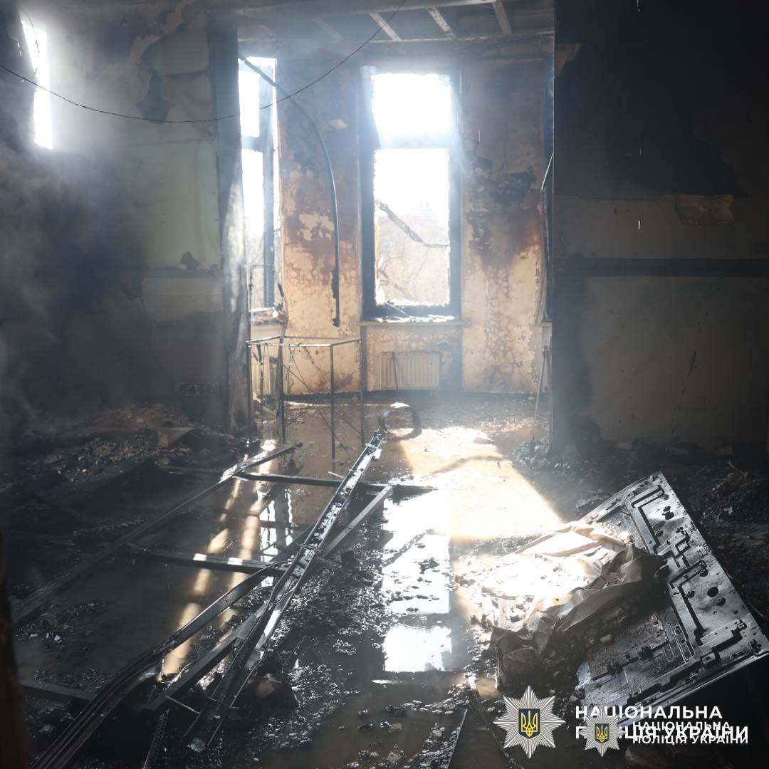 Через російський обстріл по місту Харків постраждали дві жінки: поліцейські документують наслідки воєнного злочину