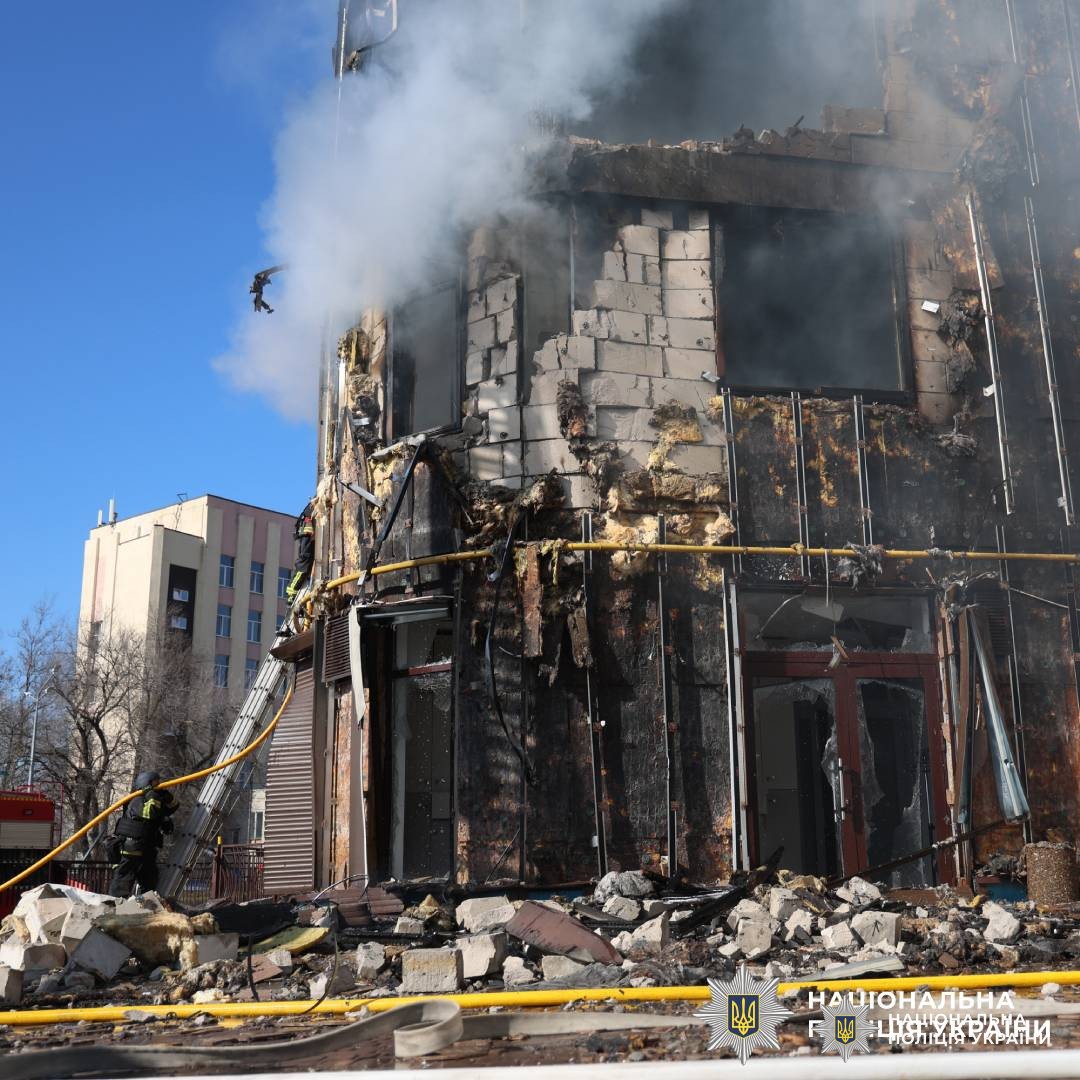 Через російський обстріл по місту Харків постраждали дві жінки: поліцейські документують наслідки воєнного злочину