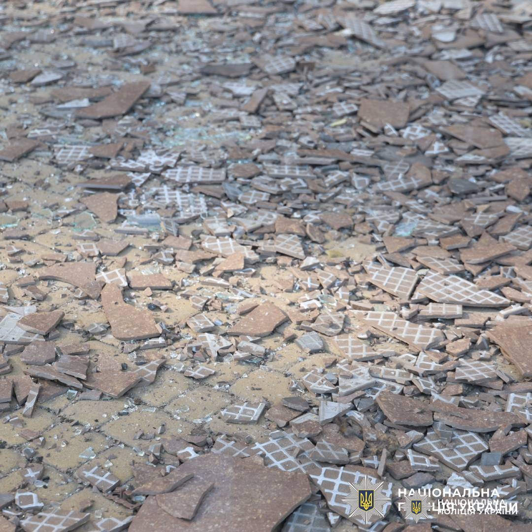 Через російський обстріл по місту Харків постраждали дві жінки: поліцейські документують наслідки воєнного злочину