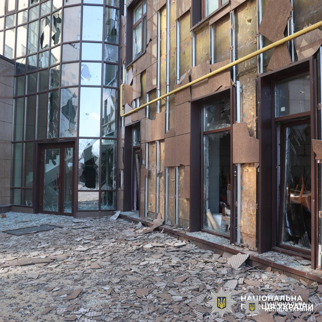 Через російський обстріл по місту Харків постраждали дві жінки: поліцейські документують наслідки воєнного злочину