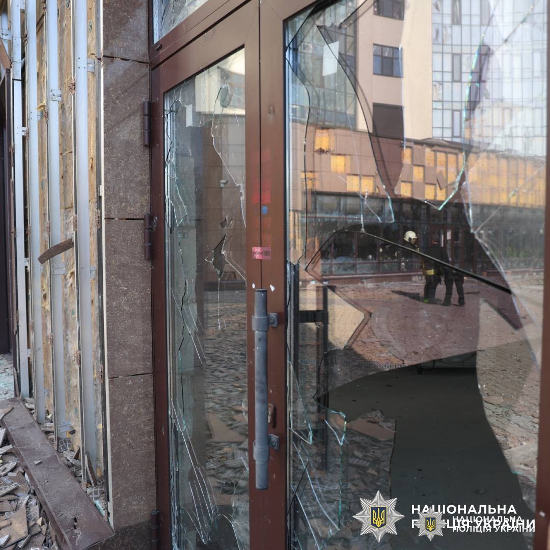 Через російський обстріл по місту Харків постраждали дві жінки: поліцейські документують наслідки воєнного злочину