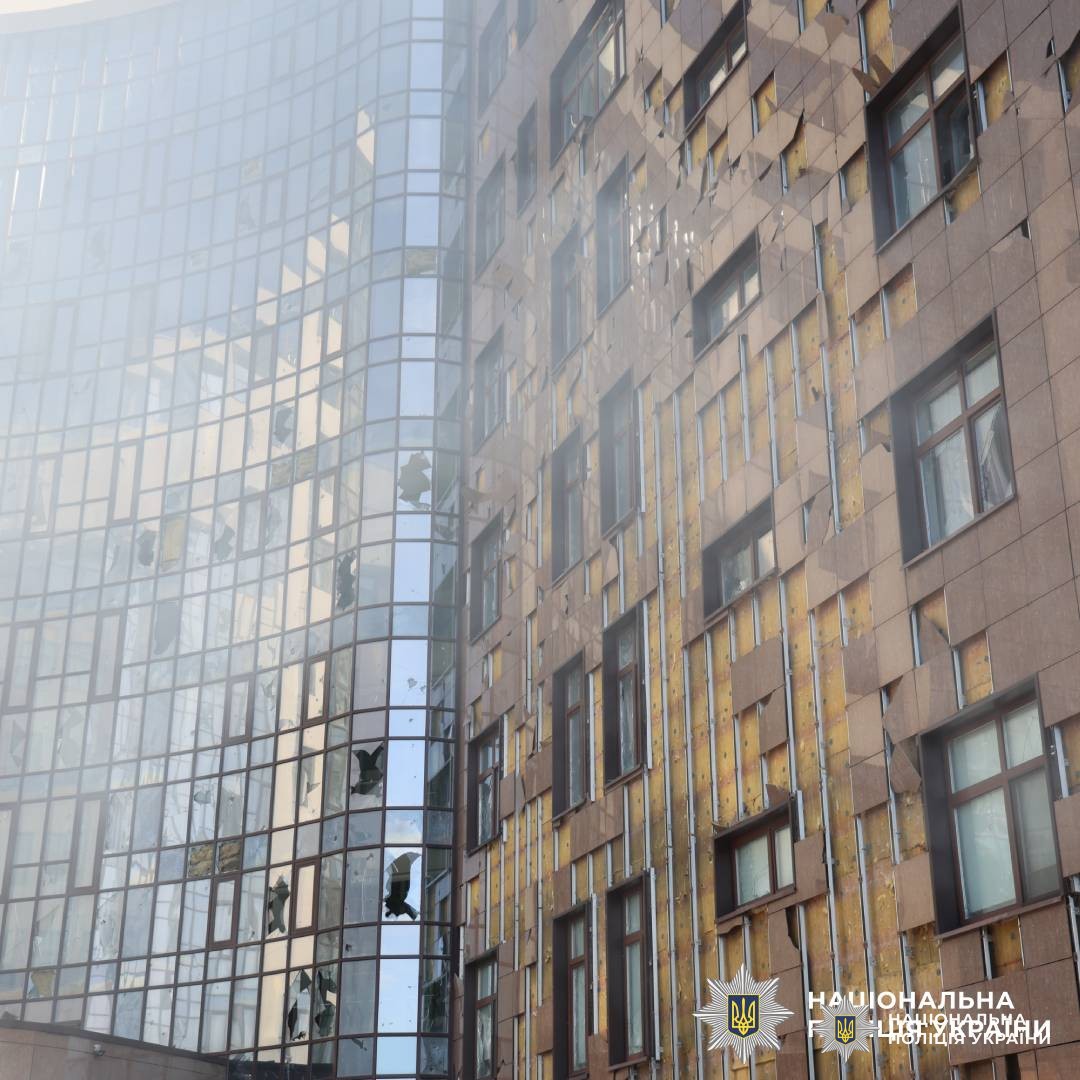 Через російський обстріл по місту Харків постраждали дві жінки: поліцейські документують наслідки воєнного злочину