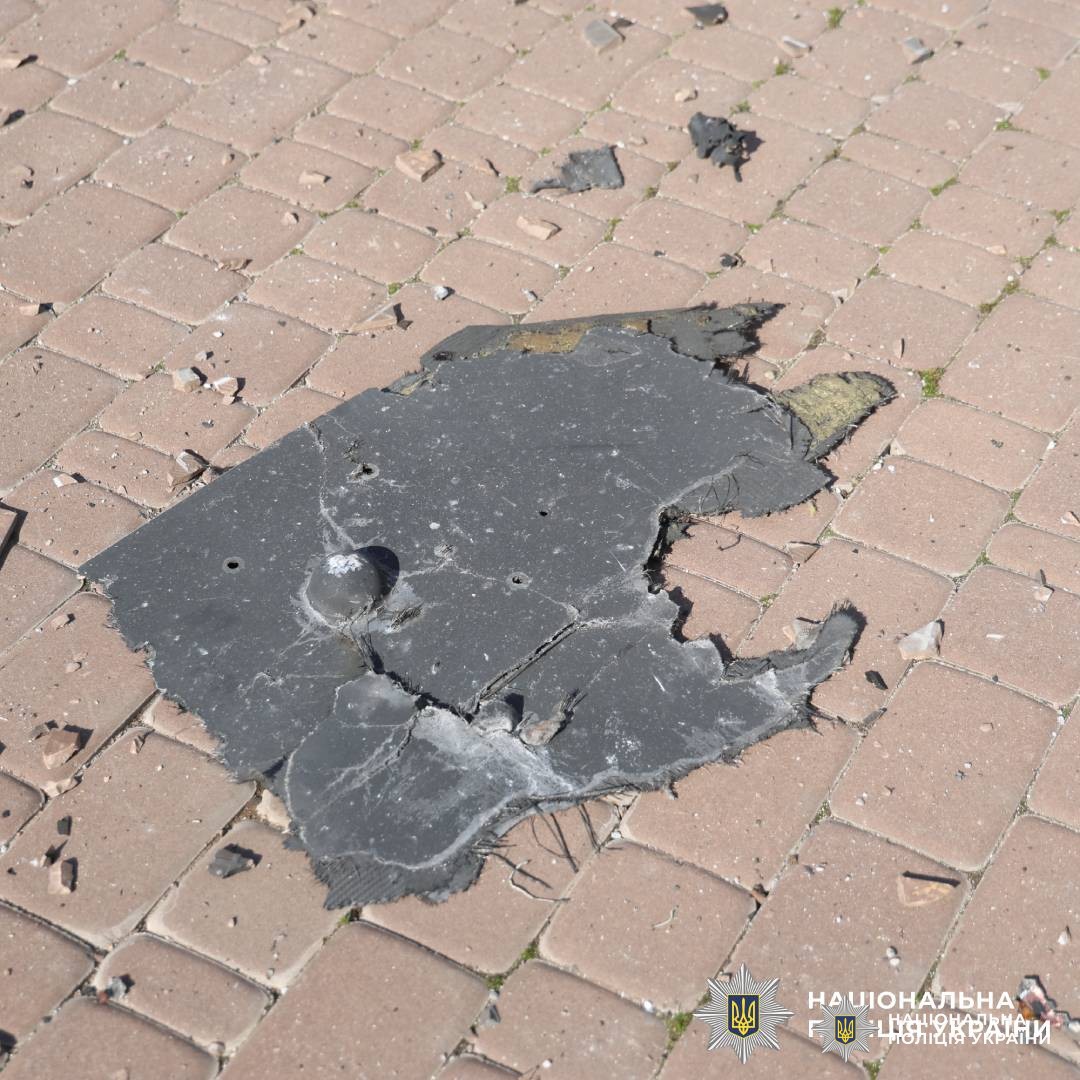 Через російський обстріл по місту Харків постраждали дві жінки: поліцейські документують наслідки воєнного злочину