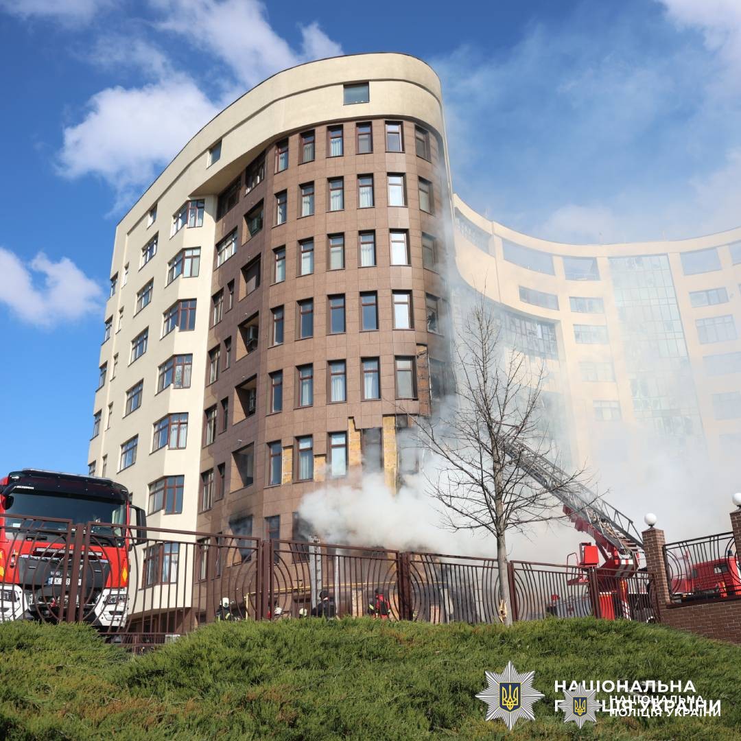 Через російський обстріл по місту Харків постраждали дві жінки: поліцейські документують наслідки воєнного злочину