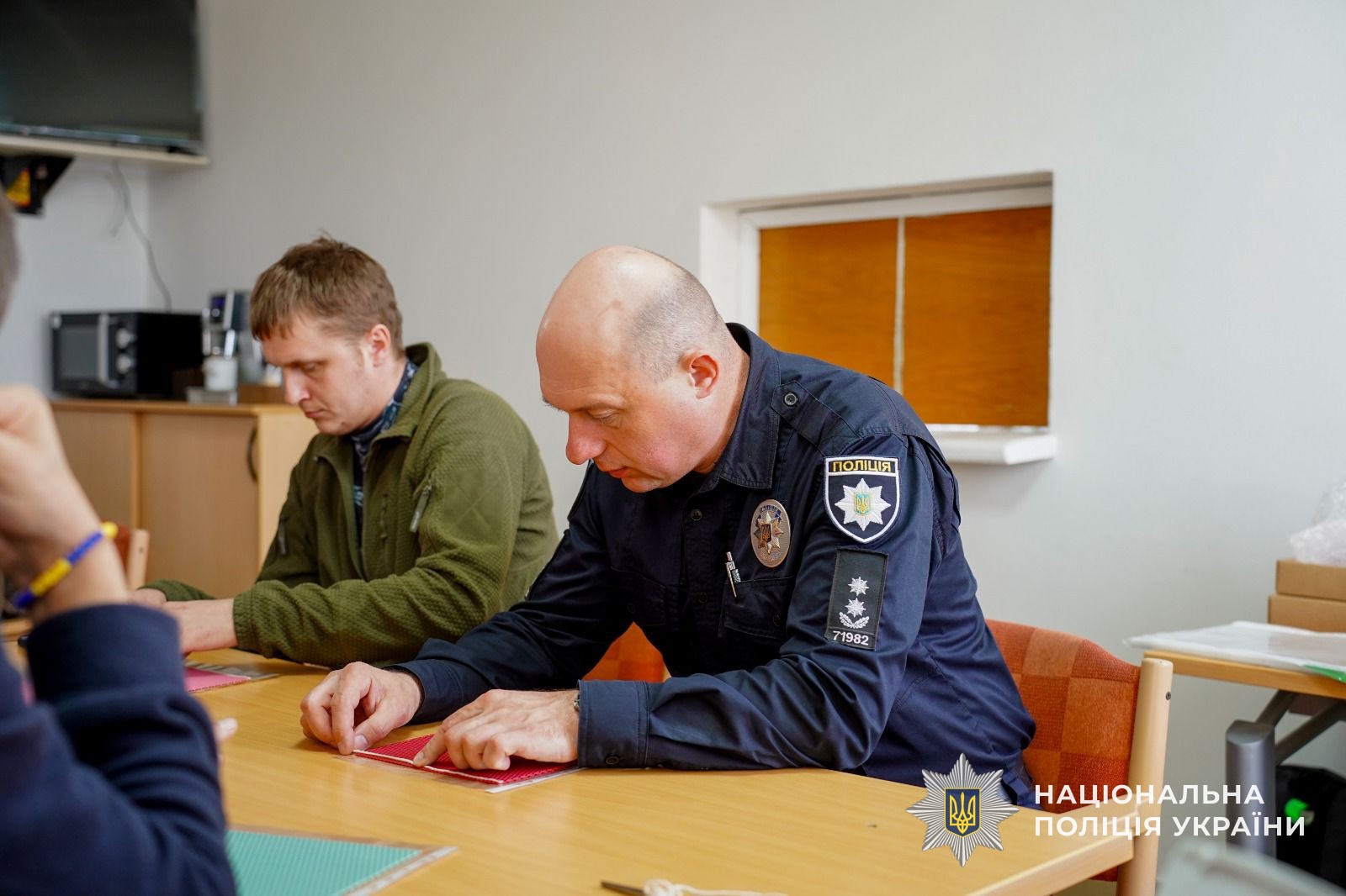 Народні традиції, що лікують: на Закарпатті Захисники виготовляли великодні елементи декору