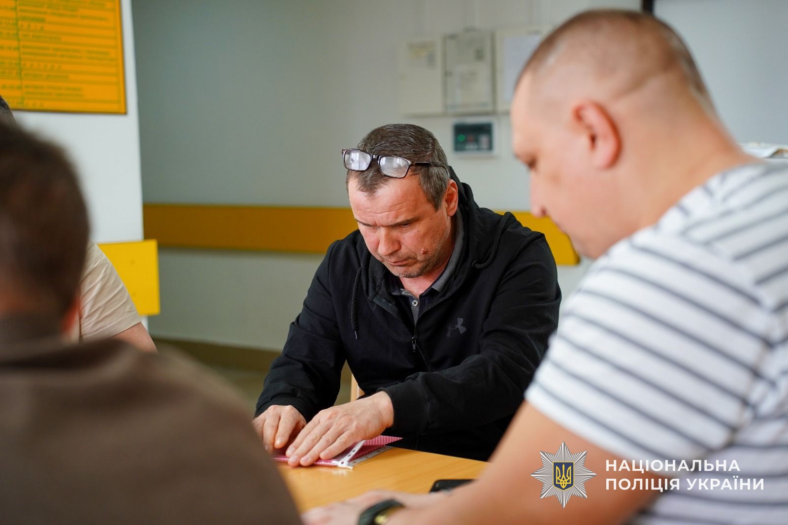 Народні традиції, що лікують: на Закарпатті Захисники виготовляли великодні елементи декору