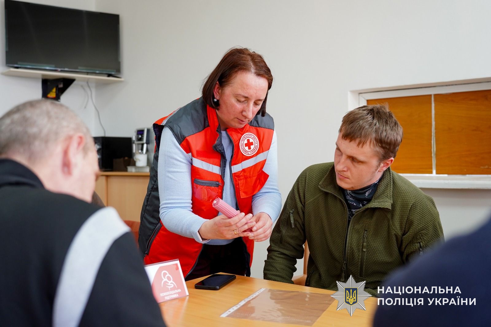 Народні традиції, що лікують: на Закарпатті Захисники виготовляли великодні елементи декору