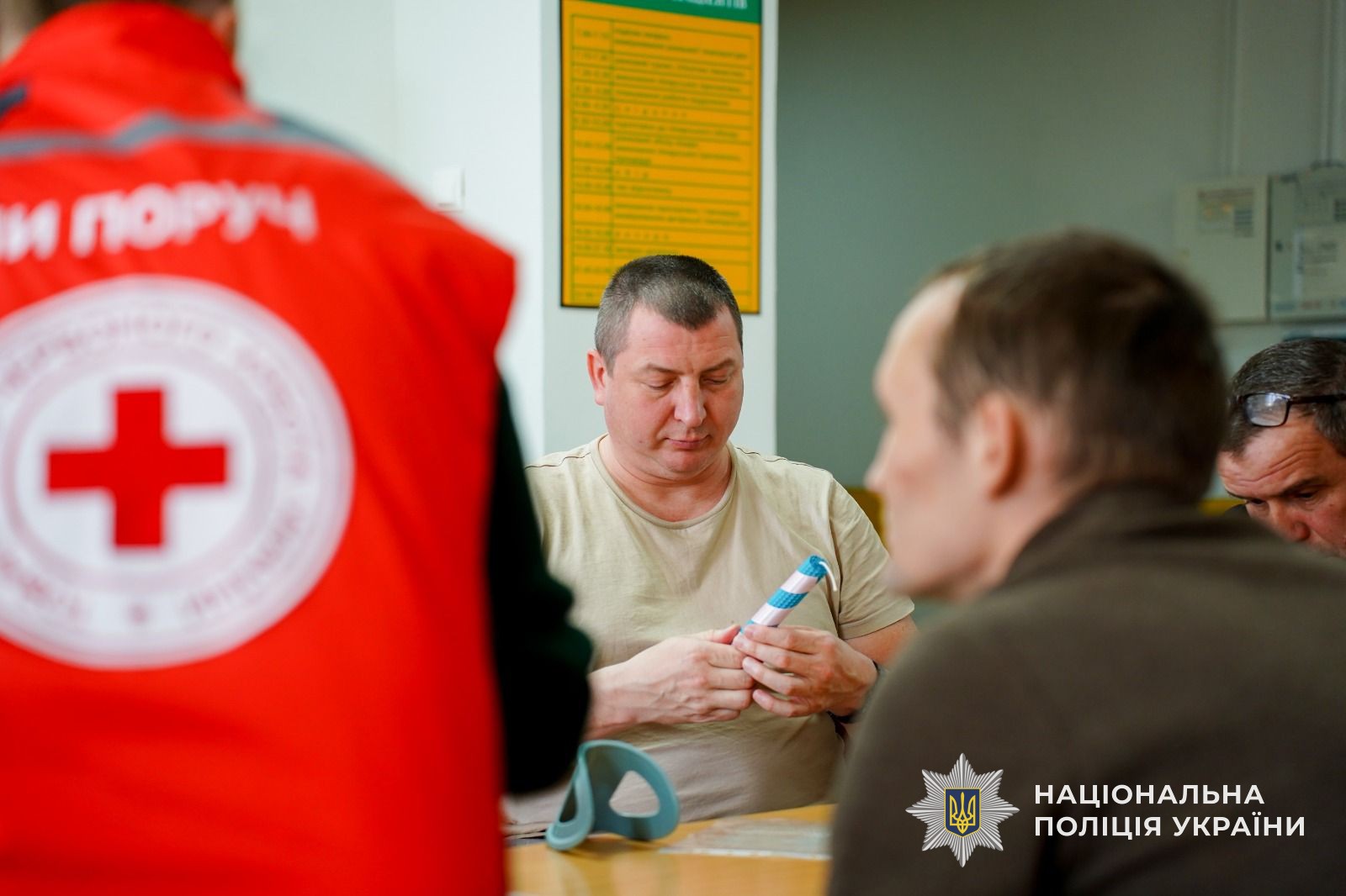 Народні традиції, що лікують: на Закарпатті Захисники виготовляли великодні елементи декору