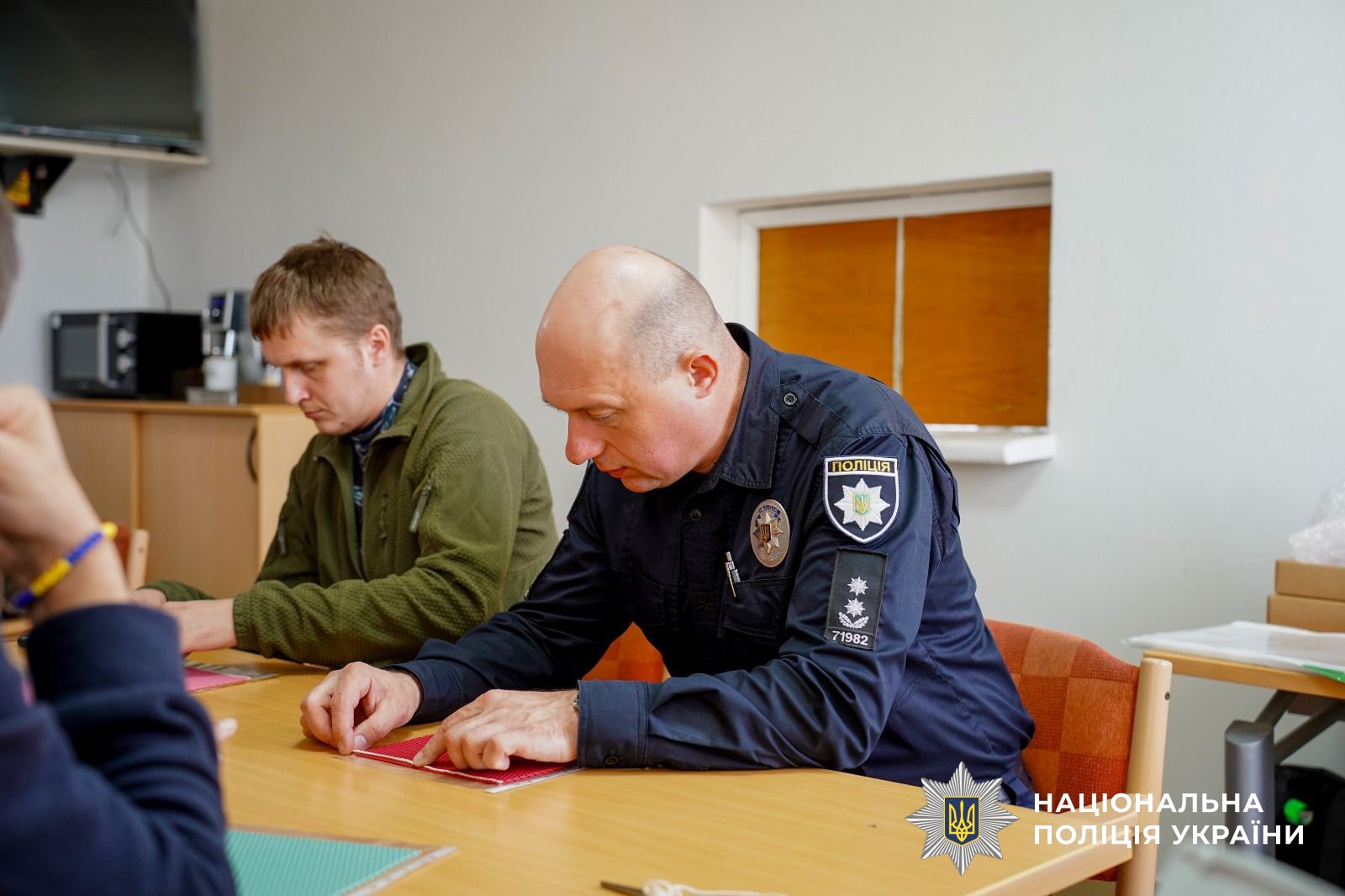 Народні традиції, що лікують: на Закарпатті Захисники виготовляли великодні елементи декору