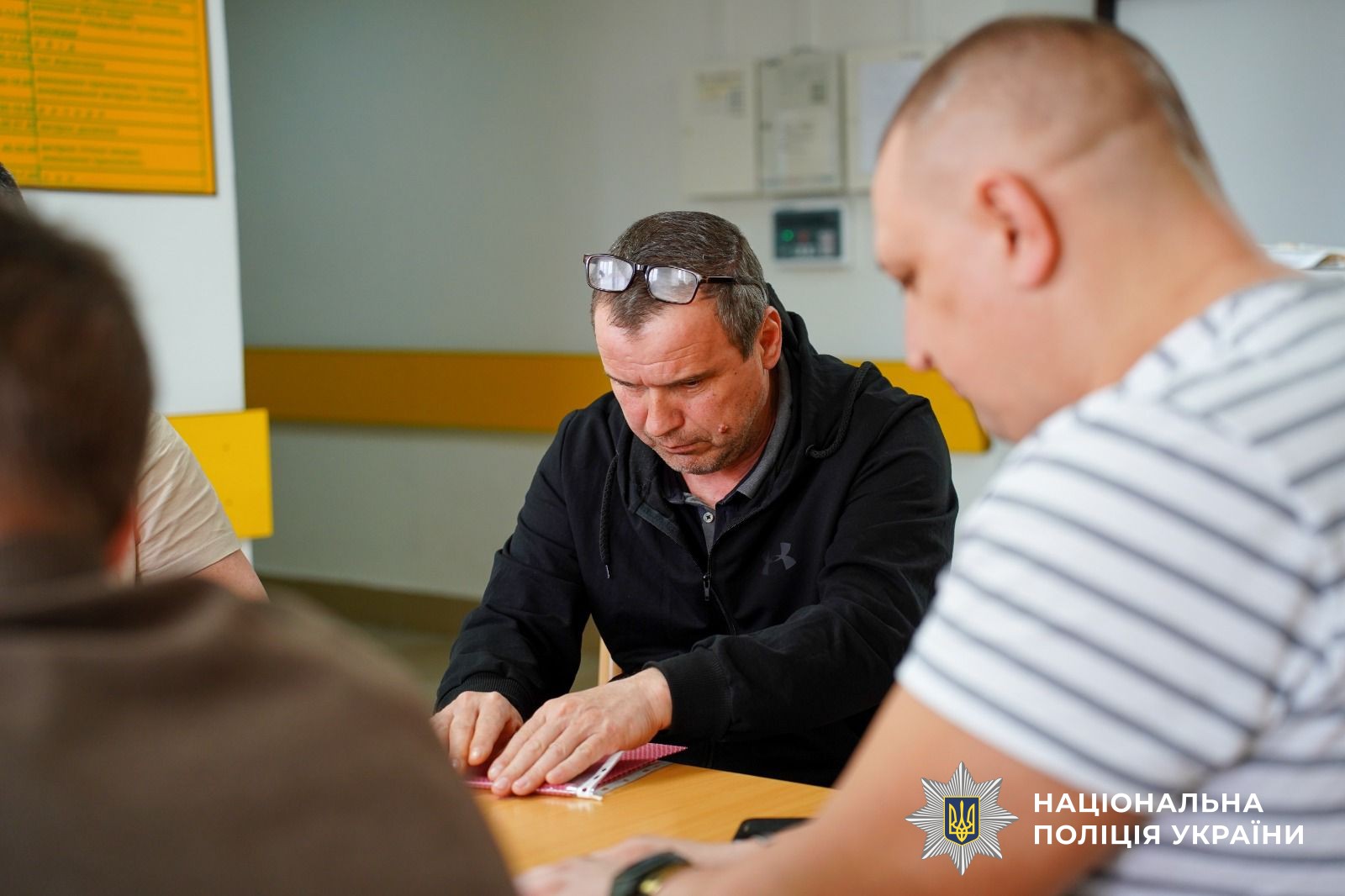 Народні традиції, що лікують: на Закарпатті Захисники виготовляли великодні елементи декору