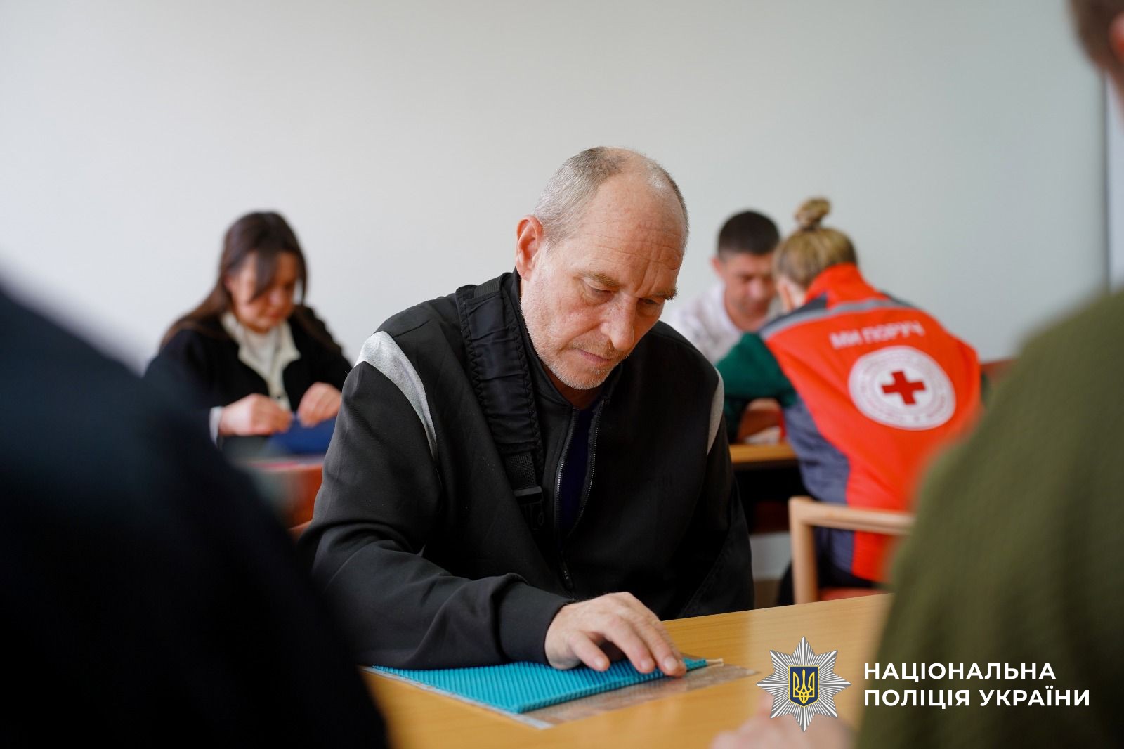 Народні традиції, що лікують: на Закарпатті Захисники виготовляли великодні елементи декору