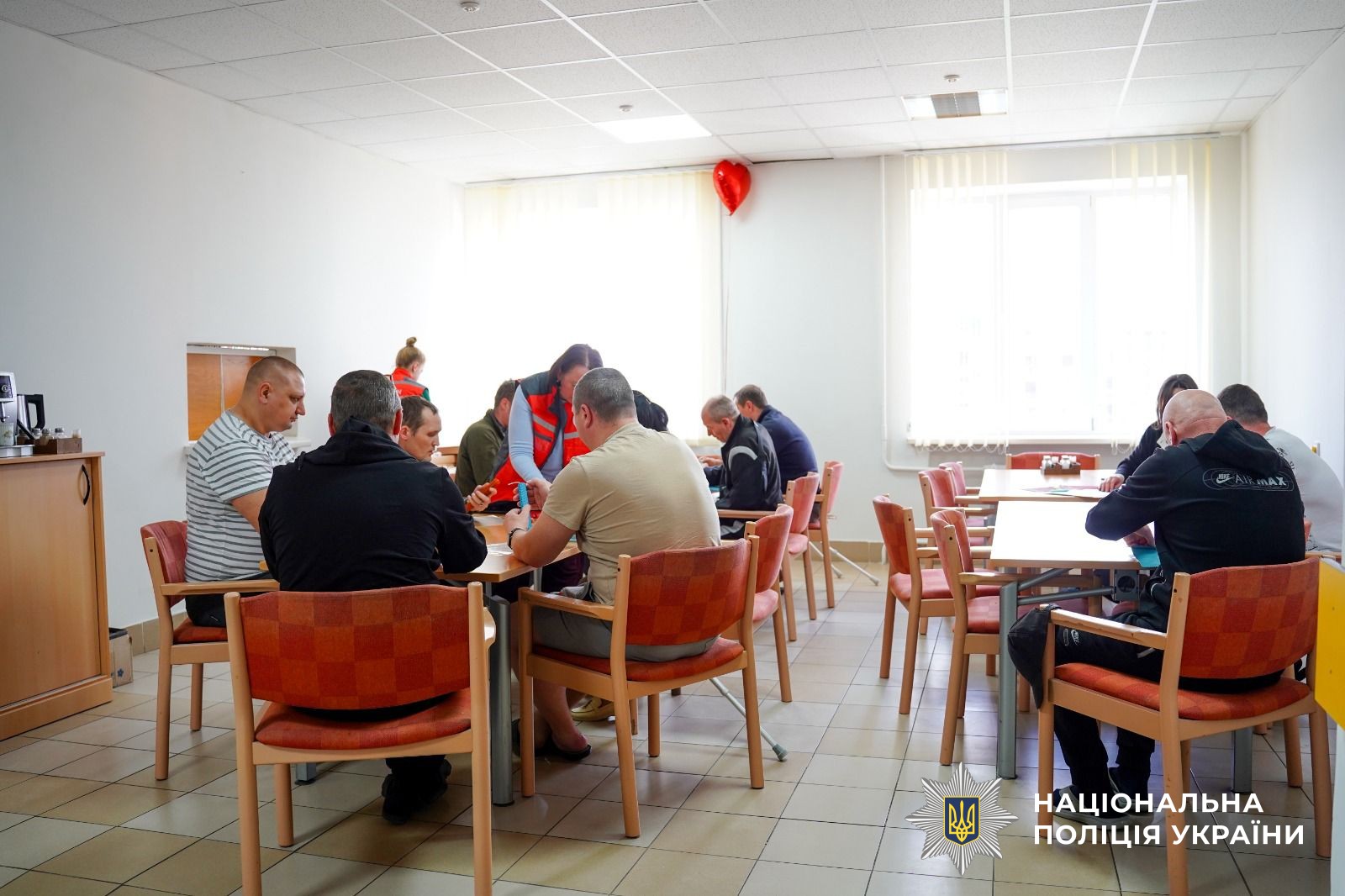 Народні традиції, що лікують: на Закарпатті Захисники виготовляли великодні елементи декору