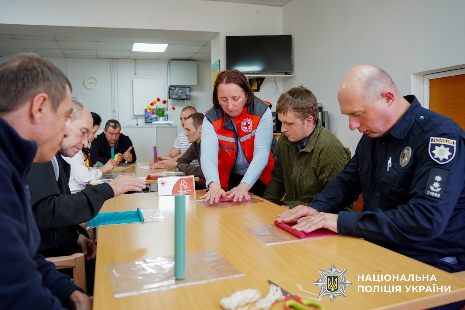 Народні традиції, що лікують: на Закарпатті Захисники виготовляли великодні елементи декору