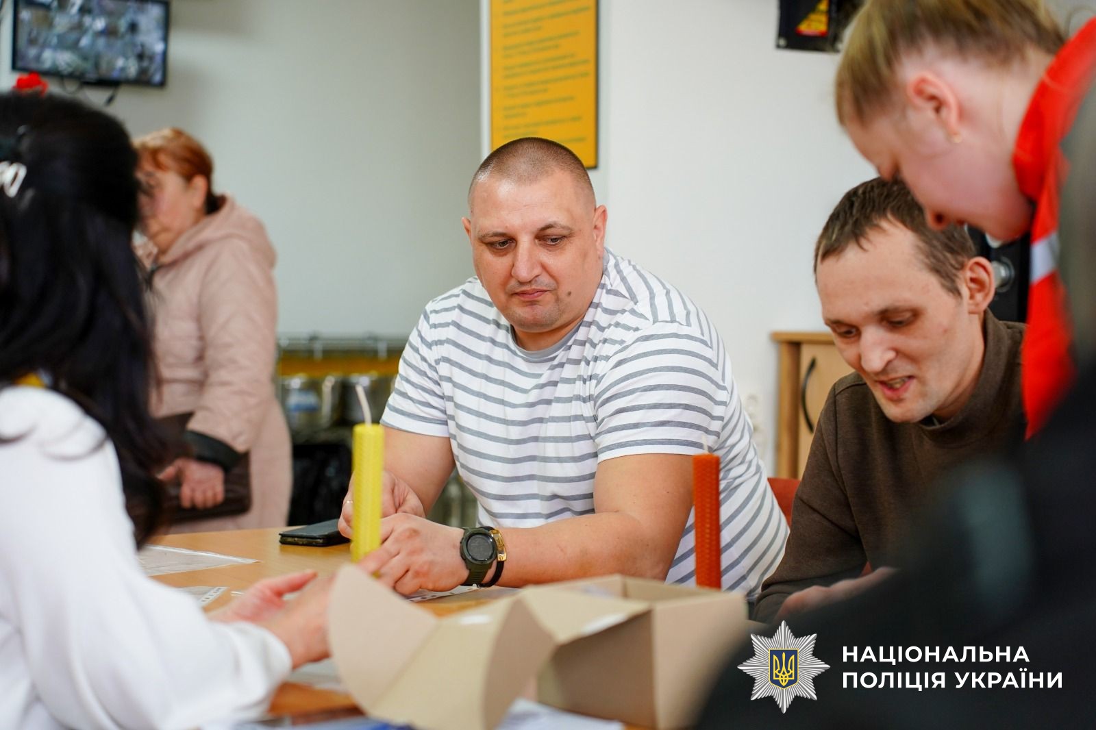 Народні традиції, що лікують: на Закарпатті Захисники виготовляли великодні елементи декору