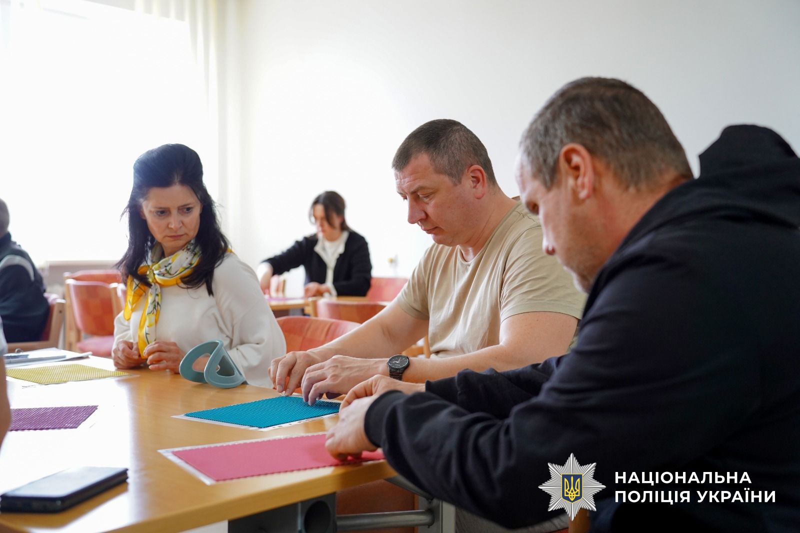 Народні традиції, що лікують: на Закарпатті Захисники виготовляли великодні елементи декору