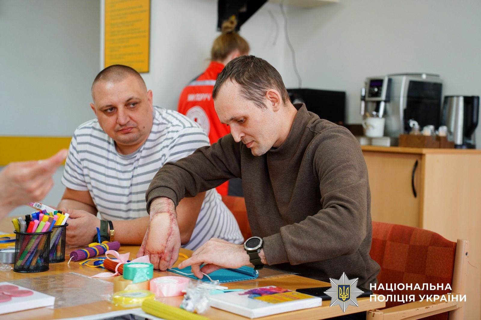 Народні традиції, що лікують: на Закарпатті Захисники виготовляли великодні елементи декору