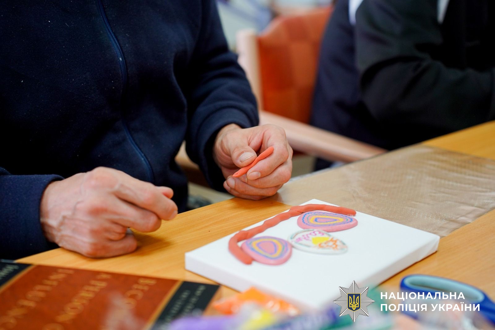 Народні традиції, що лікують: на Закарпатті Захисники виготовляли великодні елементи декору