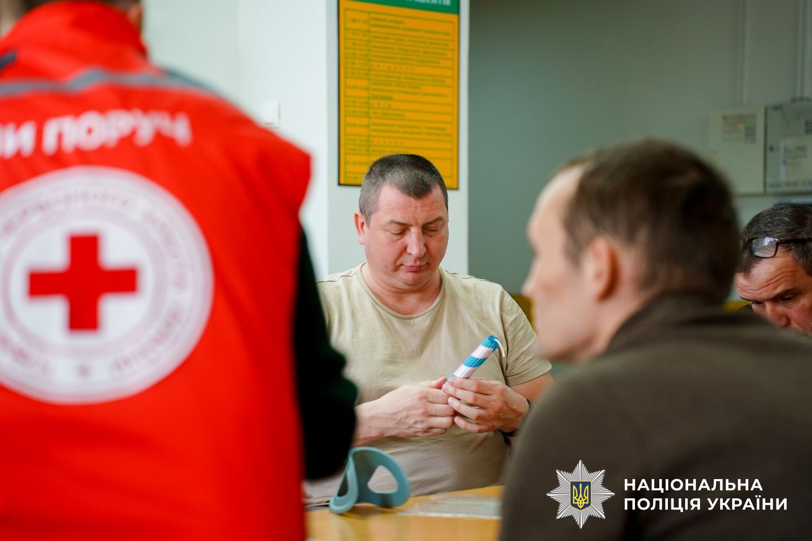 Народні традиції, що лікують: на Закарпатті Захисники виготовляли великодні елементи декору