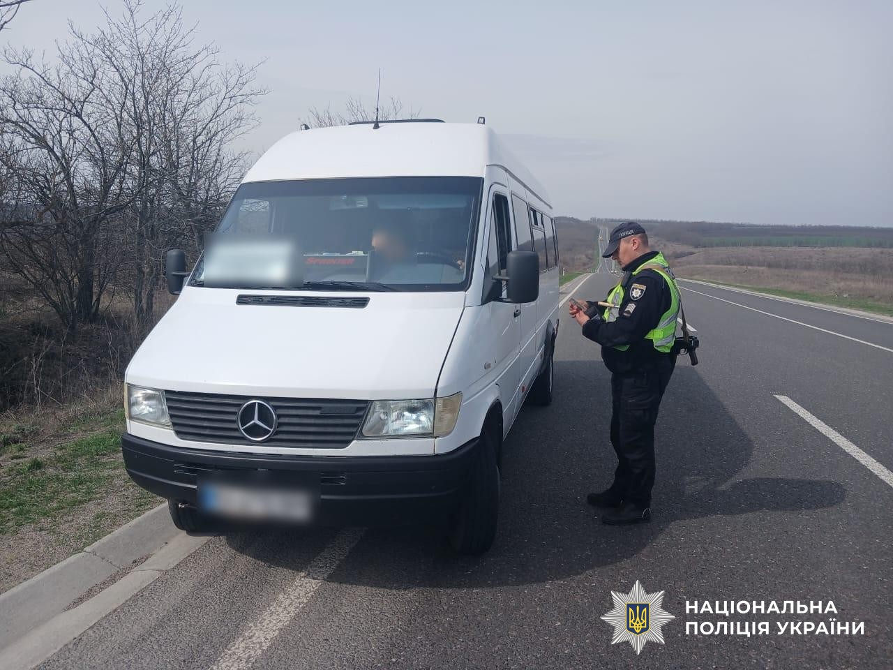 Поліцейський проводить профілактичні заходи