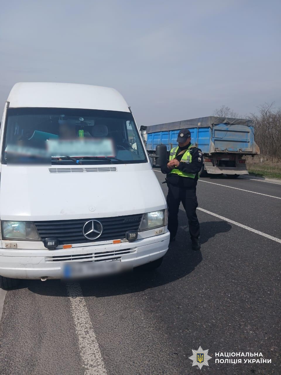 Поліцейський проводить профілактичні заходи