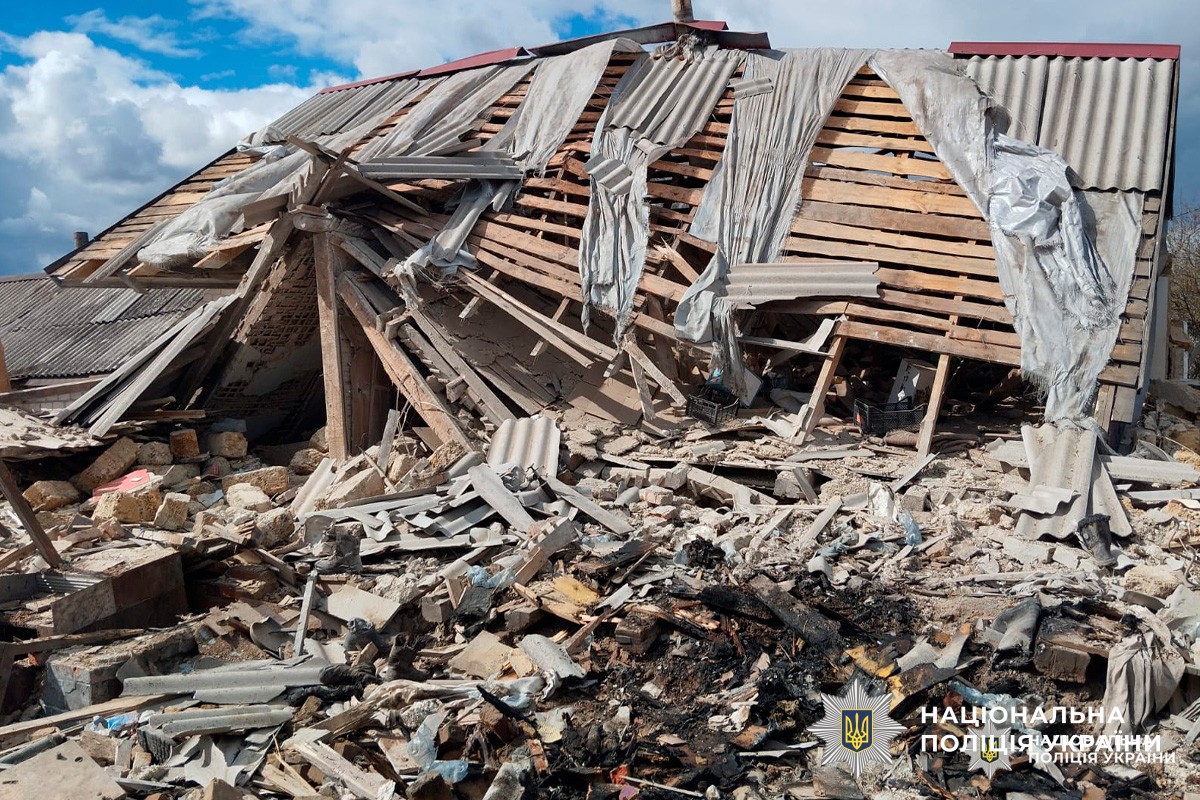 Будівля з обваленим дахом і стінами, уламки розкидані навколо.