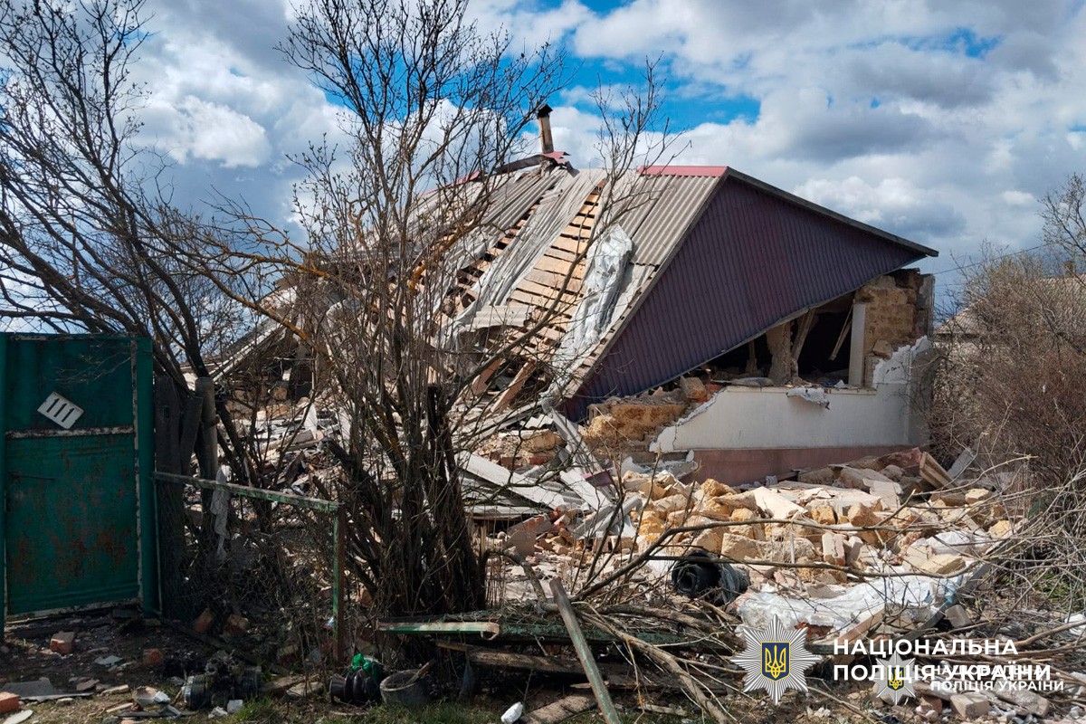 Зафіксовано руйнування житлового будинку з обваленим дахом і стінами.
