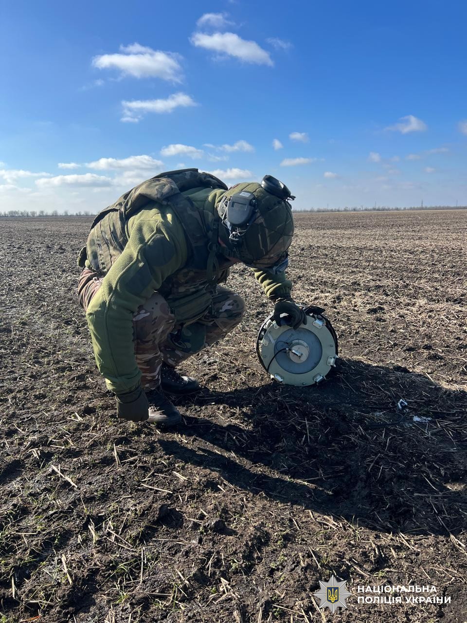 Вибухотехнік працює