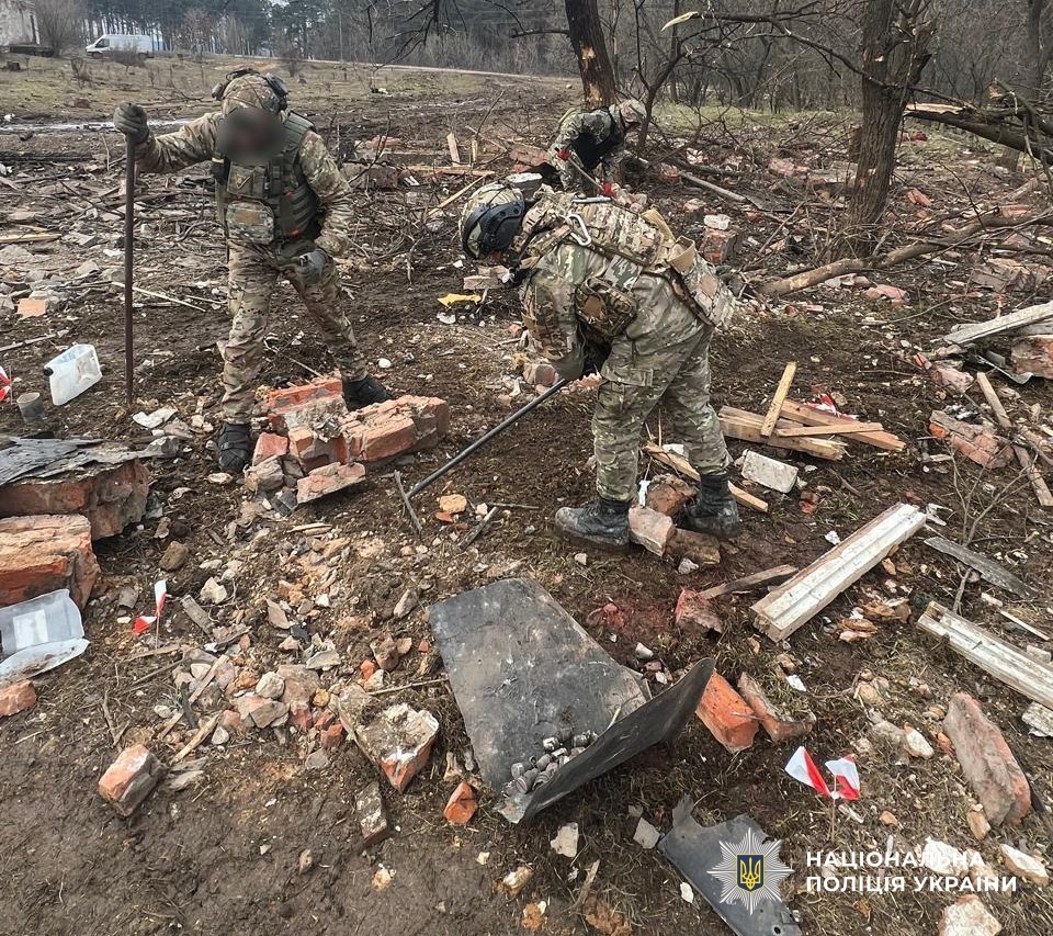 Вибухотехніки обстежують територію