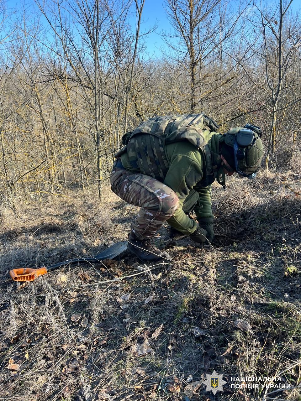 Вибухотехнік працює